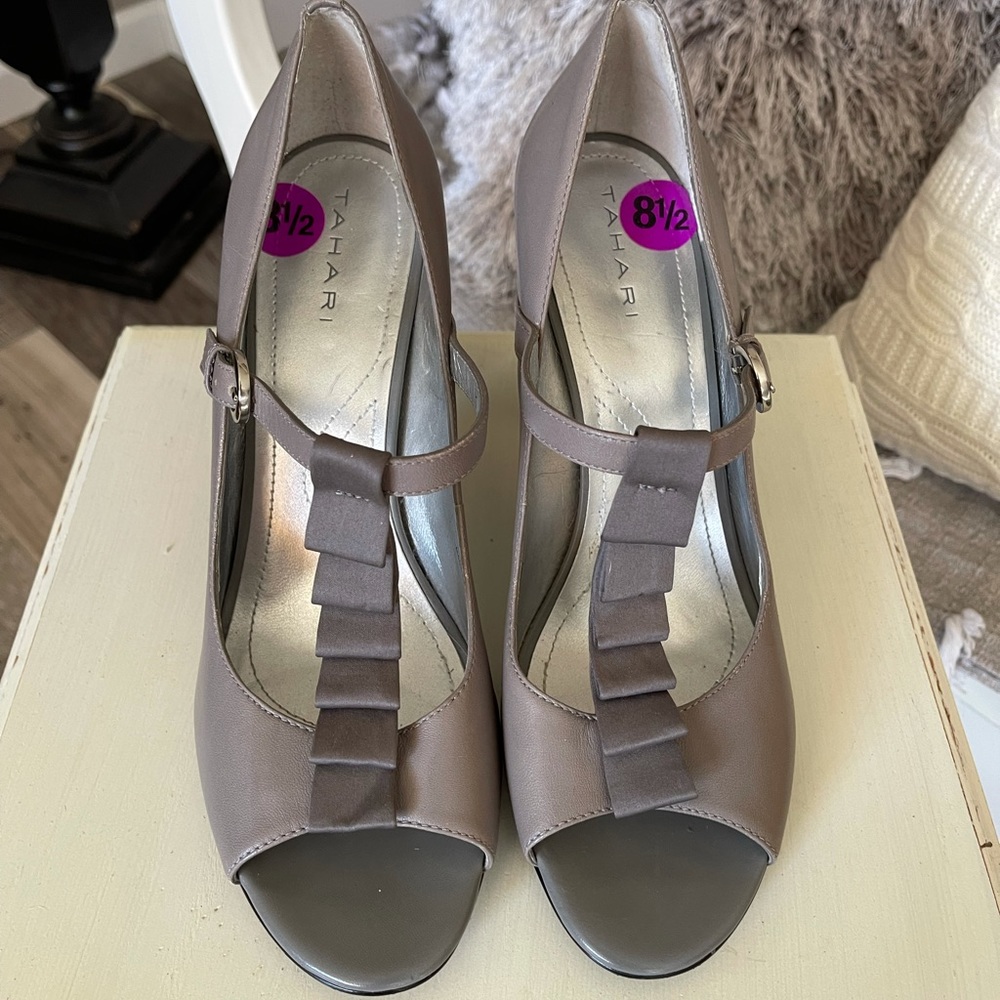 Gorgeous “greige” heels! Like new! - Picture 1 of 6